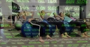 Tam zamanında, dört kadın fitness topları üzerinde mekik çekerek yüzde yüz grafikle ilerlemeyi görselleştiriyor. Sertifika, grup, işlevsel, canlı, dinamik, dayanıklılık, güç