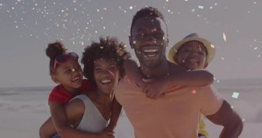 Çocukları sırtında taşıyarak yürüyen aile kumsalı konfeti sürüklenen turizmi yükseltirken gülümsüyor. Neşeli, kutlama, tatil, eğlence, neşe, mutluluk, rahatlama