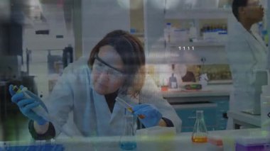 Bilim adamı pipeti seçerken çift renk ayıracı ile dijital kaplama yardım analizini karıştırıyor. Araştırma, yenilik, teknoloji, deney, ilerleme, kesinlik, laboratuvar