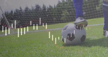 Futbolcu topa krampon takıyor, rötuşlar yapıyor ve antrenmandaki golü atıyor. Sporcu, spor, çeviklik, hassasiyet, eğitim, açık hava, aktif