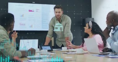 Sunucu takıma eğilip el kol hareketi yapıyor, Yıllık Rapor brifingi sırasında iş simgelerini canlandırıyor. Profesyonel, takım çalışması, yenilik, modern, kurumsal, strateji, işbirliği