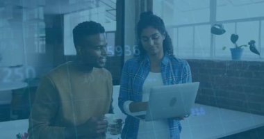 Kadın dizüstü bilgisayarı gösterirken, adam kafa sallayarak iş hayatında kupa yanında örtüşen örnekleri analiz ediyor. İşbirliği, takım çalışması, veri analizi, modern çalışma alanı, profesyonel, dijital, iletişim