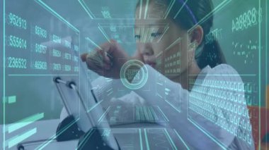 Beyaz masa üstündeki tableti tıklatan bir kız teknolojik kod analizi için holografik veri sağlıyor. Gelecekçi, yenilikçi, eğitim, dijital, yaratıcı, teknoloji, çocuk