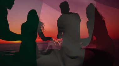 Gün batımı kutlamalarında yanan kıvılcımlar tutan gezgin grup onları yükselterek yay oluşturdu. Kutlama, yoldaşlık, sihir, alaca karanlık, aydınlanma, ilham, doğa