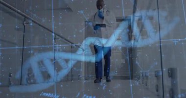 Doktor görünümlü DNA sarmalı ile tıbbi koridorda yürüyor tableti kontrol ediyor, sürüklenen verileri izliyor. Biyoteknoloji, sağlık, tıbbi teknoloji, fütüristik, hassasiyet, tanı, yenilik