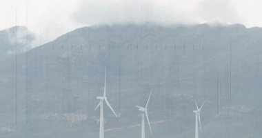 Rüzgâr üç türbini döndürüyor, bulutlar sürükleniyor, örtüyü yeniden oluşturuyor. Yenilenebilir enerji, sürdürülebilirlik, manzara, dağlar, teknoloji, çevre