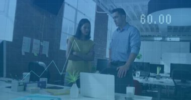 Dizüstü bilgisayarlar veri analizi başlatıp animasyon grafik izleme iş performansını izliyor. Profesyonel, takım çalışması, yenilik, analitik, modern, üretkenlik, kurumsal