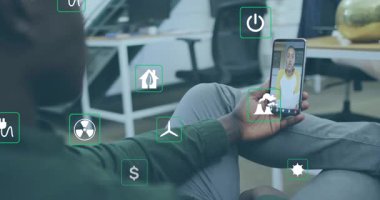 İş görüşmesinde tele-adamın akıllı telefonu enerji ikonlarıyla çevirmesinden sonra. Teknoloji, işbirliği, yenilik, sürdürülebilirlik, dijital, profesyonel, modern