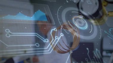 Yüksek çözünürlüklü grafikler yükselen mühendis ölçümleri inceliyor ve bobin ayarlarını grafiklerle değiştiriyor. Teknisyen, yenilik, fütüristik, kesinlik, sanayi, teknoloji, kalibrasyon