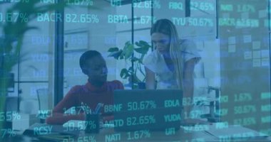 Analist ve danışman dizüstü bilgisayardaki finans verilerini inceliyor, incelenmek üzere canlandırılmış çizelgeleri etkinleştiriyor. İşbirliği, takım çalışması, ofis, şirket, profesyonel, danışmanlık, çalışma alanı