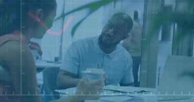 Meslektaşlar iş çizelgelerini tartışıyor ve üst üste binmiş grafikler verileri gösteriyor. İşbirliği, takım çalışması, analitik, veri görselleştirme, profesyonel, kurumsal, büyüme