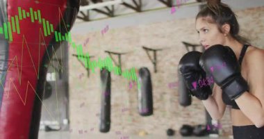 Kadın boks salonunda ağırlık değiştiriyor ve ağır torba itiyor, finansal tabloları yükseltiyor. Fitness, antrenman, güç, kararlılık, disiplin, güçlendirme, spor