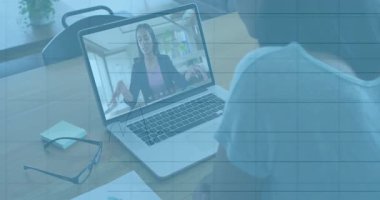 İzleyiciler sunucunun dizüstü bilgisayardaki animasyon iş çizelgelerine ve daktilo notlarına baktığını görüyorlar. Profesyonel, iletişim, işbirliği, modern, dijital, çalışma alanı, sunum