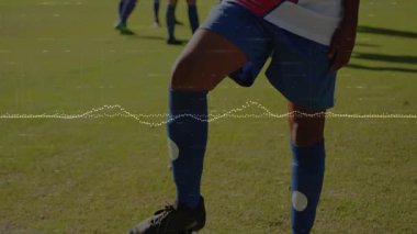 Kamera, futbol topundan, geçen takım arkadaşlarıyla spor antrenmanına çıkan oyuncuya doğru eğiliyor. Sporcu, takım çalışması, açık hava, canlı, rekabet, fitness, yoldaşlık