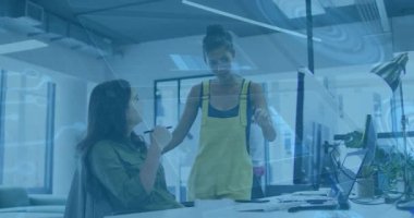 Yetişkin bir adam masaya yaklaşıyor ve iş görüşmeleri sırasında monitörde meslektaşlarına rehberlik ediyor. İşbirliği, takım çalışması, iletişim, ofis, çalışma alanı, profesyonel, modern