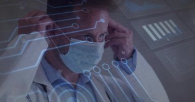 Tıbbi doktor, dijital kaplamayı etkinleştirirken cerrahi maske takıyor ve güvenlik için maske takıyor. Sağlık, teknoloji, kesinlik, yenilik, profesyonellik, tanı, fütürist