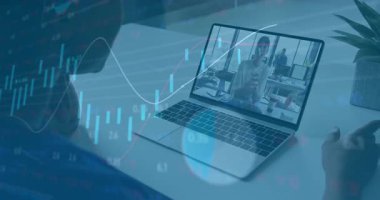 Hoparlör açıklarken adamın bilgisayarda çağrı göndermesi; masadaki dalgalanmaların finans tabloları. Uzaktan işbirliği, dijital çalışma alanı, veri analizi, profesyonel iletişim, modern tasarım, iş teknolojisi, finansal görselleştirme