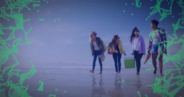 Açılış sahnesinde dört arkadaşın plajda gezindiğini, serinletici taşıdığını ve seyahat için titreşimler attığını görüyoruz. Plaj, arkadaşlık, eğlence, moda, açık hava, rahatlama, yaşam tarzı.