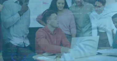 Oturan adam dizüstü bilgisayarın çalışma çizelgelerine başlarken aynı zamanda ekip de veri örtülerine bakıyor. İşbirliği, beyin fırtınası, analitik, veri, iş dünyası, takım çalışması, modern