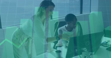 Meslektaşım ofis monitörünü işaret ediyor ve iş analizi için animasyon çizelgeleri hazırlıyor. İşbirliği, takım çalışması, analitik, iş, yenilik, dijital, profesyonel