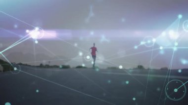 Yükselen koşucu Alacakaranlık Otobanı 'ndaki açıklığı kapatırken aynı zamanda teknoloji düğümlerinin performansını takip ediyor. Atletik, fitness, digital, link, progress, motion, outdoor