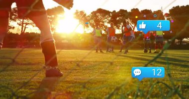 Bayan futbolcu topa koşuyor ve topa vuruyor, sosyal medya ikonlarının yükselmesine neden oluyor. Atletizm, takım çalışması, açık hava, enerjik, canlı, kararlı, sportif