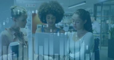 Elinde kahveyle içeri giren iş kadını bilgisayardaki çalışma arkadaşlarıyla birlikte animasyon çizelgelerini inceliyor. İşbirliği, takım çalışması, yenilik, modern, dijital, profesyonel, çalışma alanı