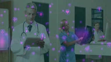 Tableti inceleyen, röntgen ve daktilo inceleyen ve tıbbi veri akışını gösteren simgeler ortaya çıkıyor. Sağlık, tıbbi, tanı, takım çalışması, dijital, klinik, teknoloji