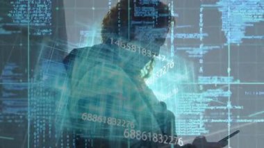 Teknisyen telefonu daha yakına getiriyor. Holografik kod akışlarıyla verileri analiz ediyor. Gelecekçi, yenilikçi, teknoloji, siber, arayüz, dijital, çalışma alanı