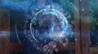 Avludaki cam panele önlük takan adam holografik veri küresini somutlaştırıyor. Gelecek, yenilik, teknoloji, dijital, bağlantı, ağ, araştırma