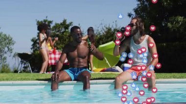 Erkekler bilardo sahasında şişeleri kızartırken, aynı zamanda akış halinde sosyal medya tepkisi simgeleri oluşturuyorlar. Tatil, eğlence, yaşam tarzı, yaz, açık hava, şenlikli, canlı