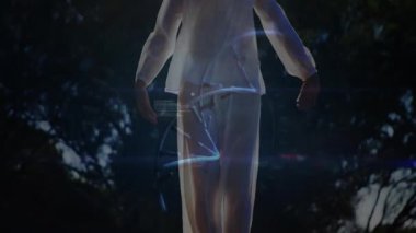 Ormanda kollarını kaldıran bir kadın hologramı aktif hale getiriyor helezon ışıkları yasal kanıtları ortaya çıkarıyor. Soyut, geleceksel, dijital, teknoloji, yenilik, zarafet, güçlendirme