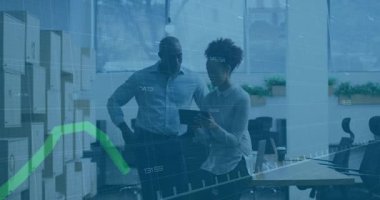 Meslektaşım iş envanter ölçümlerini izlerken bir kadının tableti fırlatması. İşbirliği, analitik, teknoloji, takım çalışması, veri, şirket, çalışma alanı