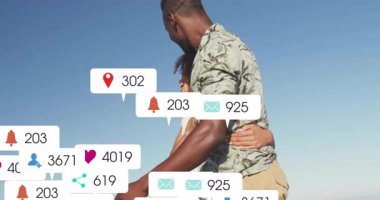 Kıyı yürüyüşünü kucaklayan bir çift sosyal medya bildirimlerinin ortaya çıkmasına ve çoğalmasına neden oluyor. Romantizm, bağlantı, dinginlik, dijital aşırı yüklenme, manzara, rahatlama, samimiyet