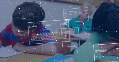 Sınıfta yazan çocuk, akranları yazıp dinlenirken dijital izleme verilerine neden oluyor. Öğrenme, eğitim, teknoloji, yenilik, konsantrasyon, öğrenim, dijital