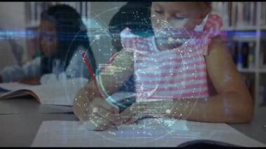 Kırmızı kalemle yazan çocuk, eğitim için yüz etrafında dönen girdapları başlatıyor. Çocuklar, eğitim, teknoloji, öğrenme, yenilik, sınıf, dijital