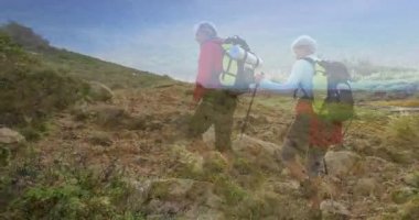 Kayalık yamaçlara ulaştıktan sonra çift sırt çantalarını taşıyarak maceraya atılıyorlar. Macera, keşif, dayanıklılık, dayanıklılık, açık hava, manzara, takım çalışması