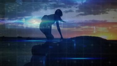 Günbatımı ilham verici kadın teknolojik demo ile kaya tırmanışı ve dengeyi test ediyor. Macera, keşif, canlılık, esneklik, sükunet, yenilik, açık hava