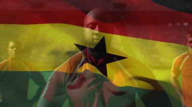 Spor formalı oyuncular, oyuncu kalp ve bayrağın üzerine dalgalanan dalgaları yerleştirirken sahaya dizildiler. Vatanseverlik, birlik, takım çalışması, atletizm, kutlama, ulusal gurur, coşku