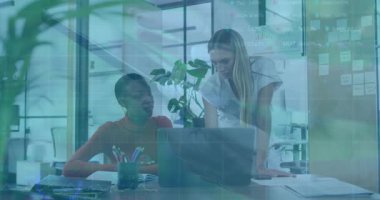 Meslektaşı verileri analiz ederken dizüstü bilgisayarda iş analizi çizelgelerini gösteren bir kadın. İşbirliği, takım çalışması, analitik, dijital, yenilik, profesyonel, modern