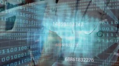 Doktor not defterine hasta notları yazıyor. Tıbbi verileri animasyon numaralarıyla örtüyor. Tıbbi, sağlık, teknoloji, dijital, gelecekçi, profesyonel, yenilikçi