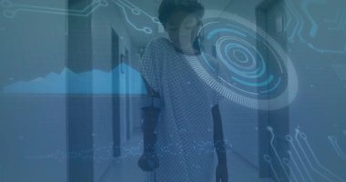 Çocuk hasta ağırlığını koltuk değneklerine kaydırıyor ve biyometrik sağlık taraması altında yürüyor. Tıbbi, sağlık, fütüristik, dijital, rehabilitasyon, yenilik, teknoloji