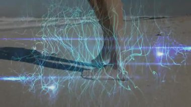 Sahil şeridinde çıplak ayakla ıslak kuma basan kadın yürüyüş testi için hareketli mavi ağı etkinleştiriyor. Yalınayak, kıyı şeridi, okyanus, adım, hareket, dijital, teknoloji