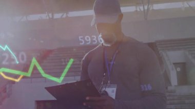 Koç, gün doğumunda yüzen spor analitik grafiklerini inceliyor. Panonun zirve noktasını seçiyor. Analizler, veriler, görselleştirme, teknoloji, eğitim, performans, açık hava