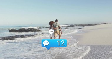 Çift sörf yapıyor ve yorum rozetini 95 'e çıkartıyor. Sosyal medya için yüzen baloncuklar. Romantizm, eğlence, dinginlik, sahil, iletişim, bağlantı, yaşam tarzı