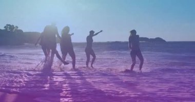 Kolunu ve bacağını kaldıran bir kadın, pazarlama kampanyası için dalgaların arasından atlayan neşeli bir grup yaratıyor. Yaz zamanı, arkadaşlık, macera, canlılık, boş zaman, manzara, açık hava