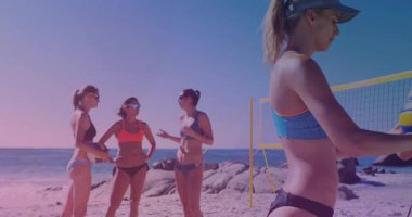 Mavili plaj voleybolcusu ağların yanında topu alıyor ve servis planı için sinyali dinliyor. Atletik, takım, yaz, açık hava, canlı, aktif, spor