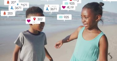 Kardeşler sahilde konuşuyor, kız kardeşinin omzuna sarılıyor, sosyal medya simgeleri havada uçuşuyor. Çocuklar, arkadaşlık, boş zaman, yaz, açık hava, büyüme, iletişim