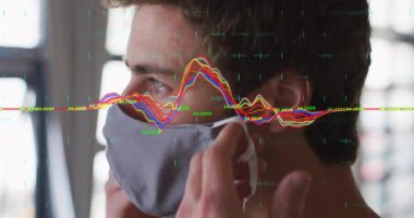 Adam çene altından gri bez maskeyi kaldırıyor ve dalga formları yükselirken sağlık dersinde döngüleri güvenceye alıyor. Koruyucu, sağlıklı, hijyen, sağlık, güvenlik, minimalist, modern