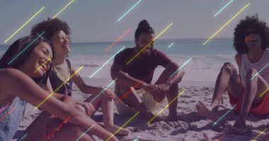 Dört arkadaş kumlu kıyıya geliyor, karşılıklı gülüşmeler, teknoloji sohbeti için akıllı telefonları alıyorlar. Gündelik, dostluk, açık hava, eğlence, coşku, yaşam tarzı, mutluluk